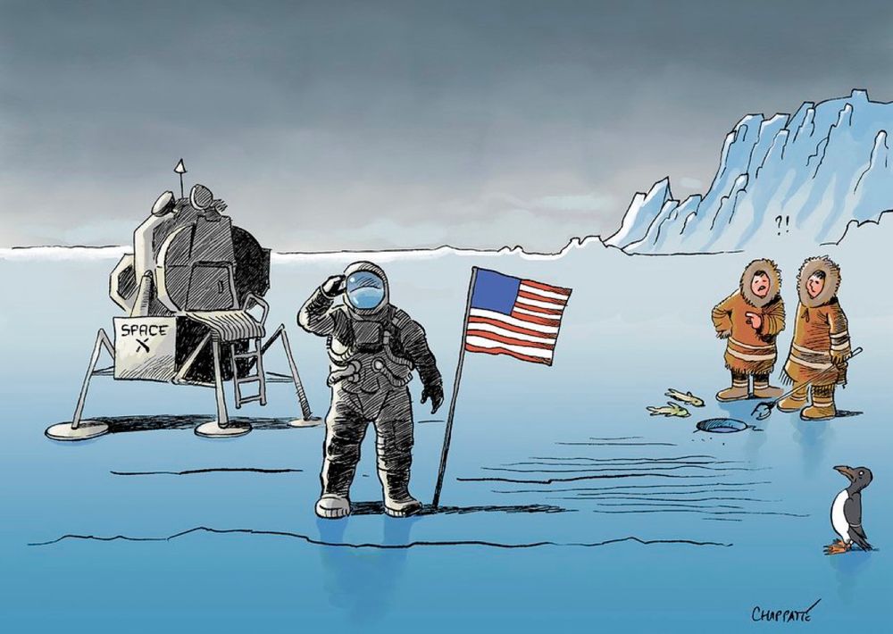 Un astronauta estadounidense con traje espacial, planta la bandera de EEUU en una superficie helada como si estuviera en la Luna.
La nave que lo ha traído lleva el logo de SpaceX.
Frente a él, dos personas inuit vestidas con ropa tradicional miran con confusión y sorpresa mientras pescan en un agujero en el hielo.
También hay un pingüino.