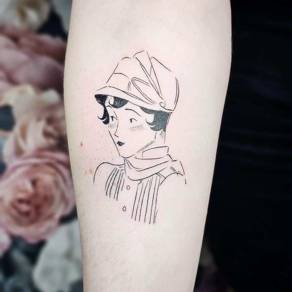 Tatouage du portait de Rose, personnage de la BD "Le Jardin, Paris" de Gaëlle Geniller : le personnage androgyne à mes cheveux courts brun sous une casquette. 