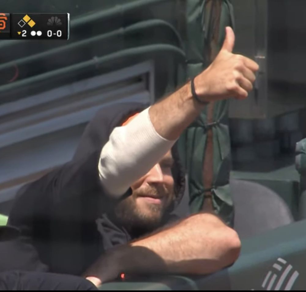 Brandon Crawford giving a thumbs up from the dugout