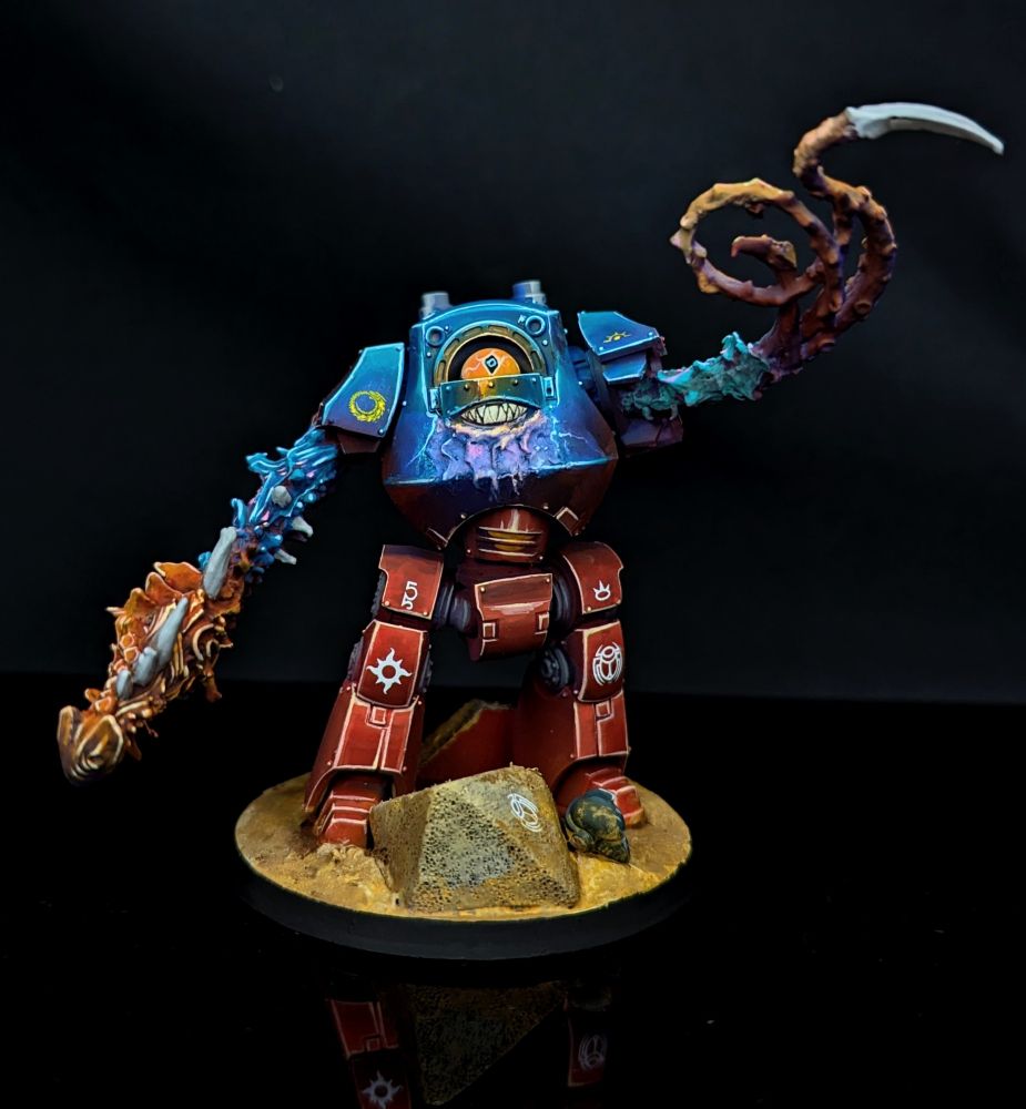 Daemon Prince converted from Contemptor Dreadnaught. A bead was used for the eyes, and parts from the old chaos dragon Gaulrauch were used for the arms. 