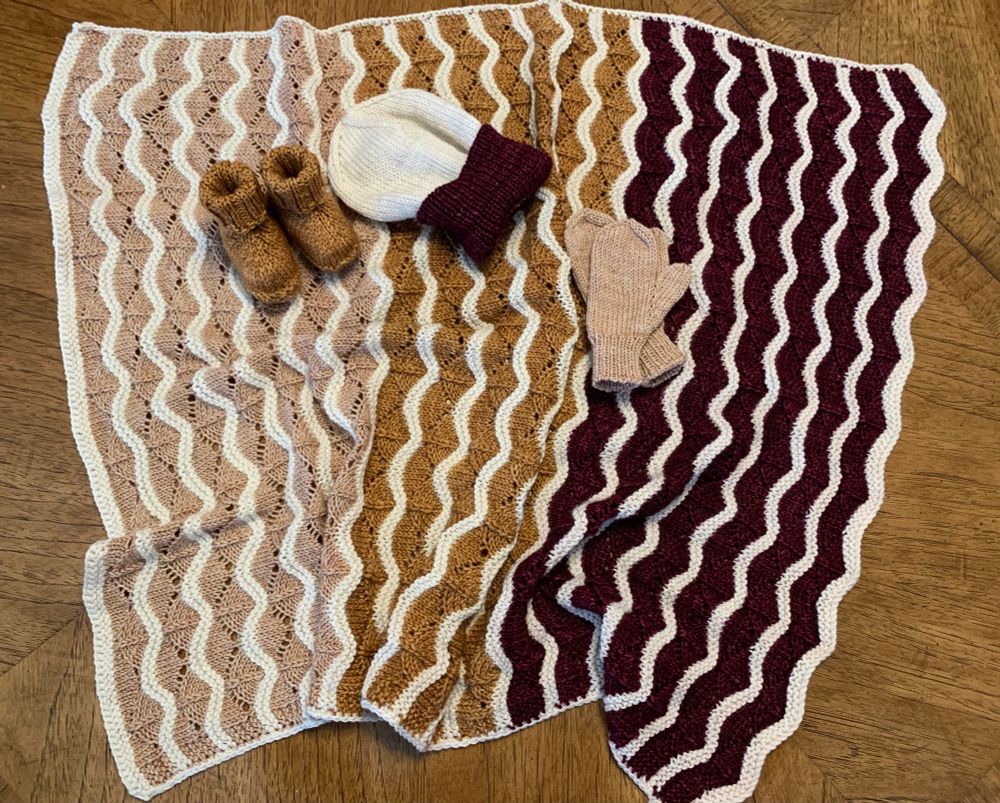 #TinCanKnits Bounce Baby Blanket
@29bridgesstudio.bsky.social yarn in Berry and Venus, and #EmmasYarn in Whisper. Purchased at #OakCityFibersRaleigh