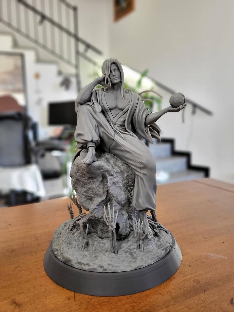 A test-print of the figure, in grey resin, seen from the front