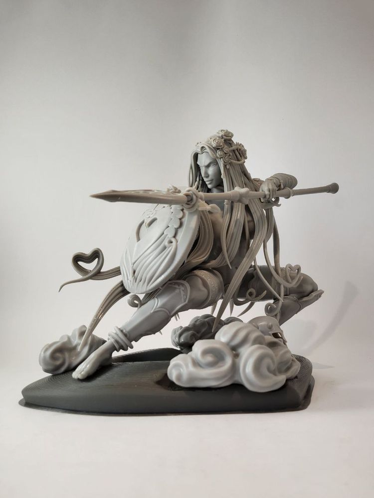 A test-print of the figure, in grey resin and dark grey PLA.