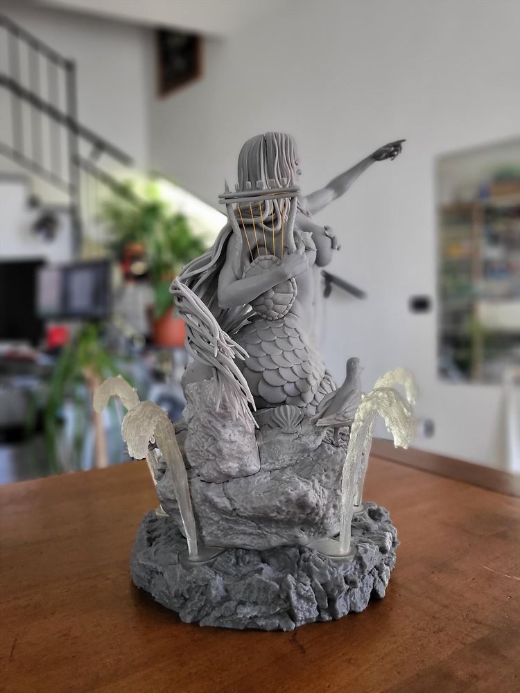 The same printed figure, from the right side.