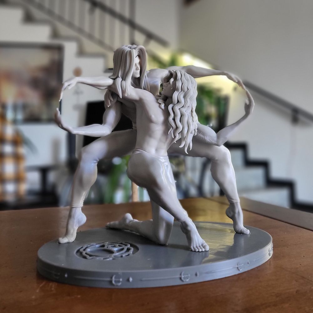 A test-print of this figure, in grey resin and dark grey PLA.