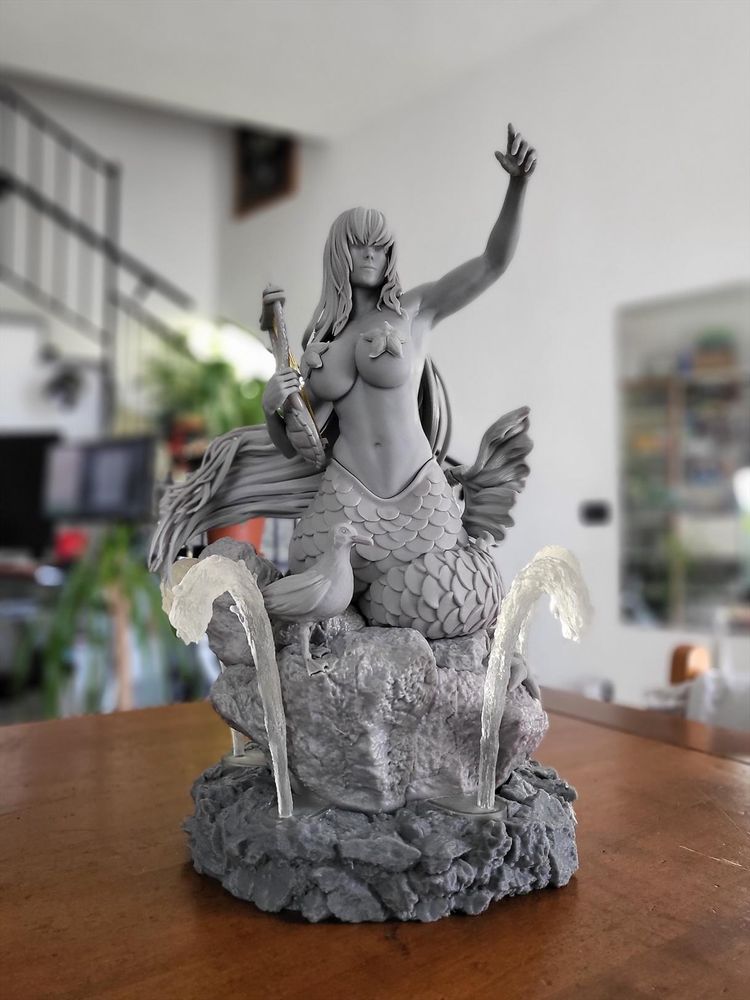 A test-print of the figure, in grey resin and dark grey PLA.