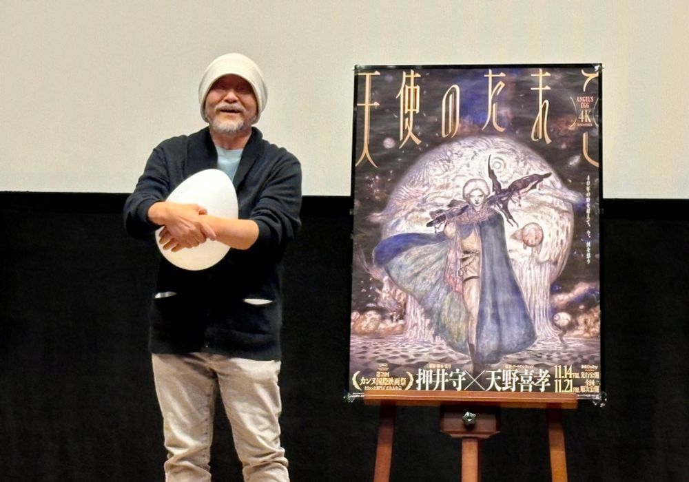 たまごを抱えて微笑む押井守監督