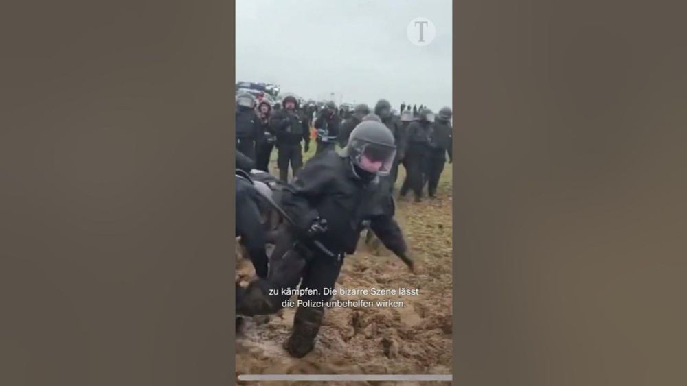 Mönch schubst im Matsch Polizisten bei Großdemo in Lützerath in den Schlamm | Aktivist geht viral