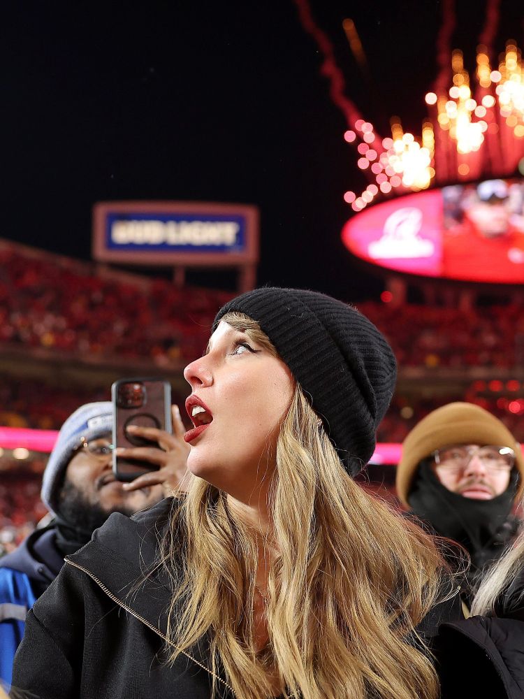 Taylor Swift on the field after Chiefs won against Bulls.