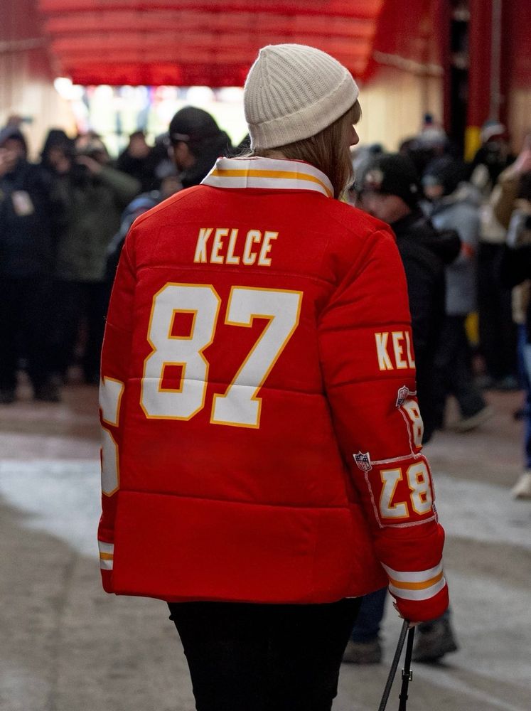 Taylor Swift wears a jacket with her bf's name and number on it at the Chiefs game.