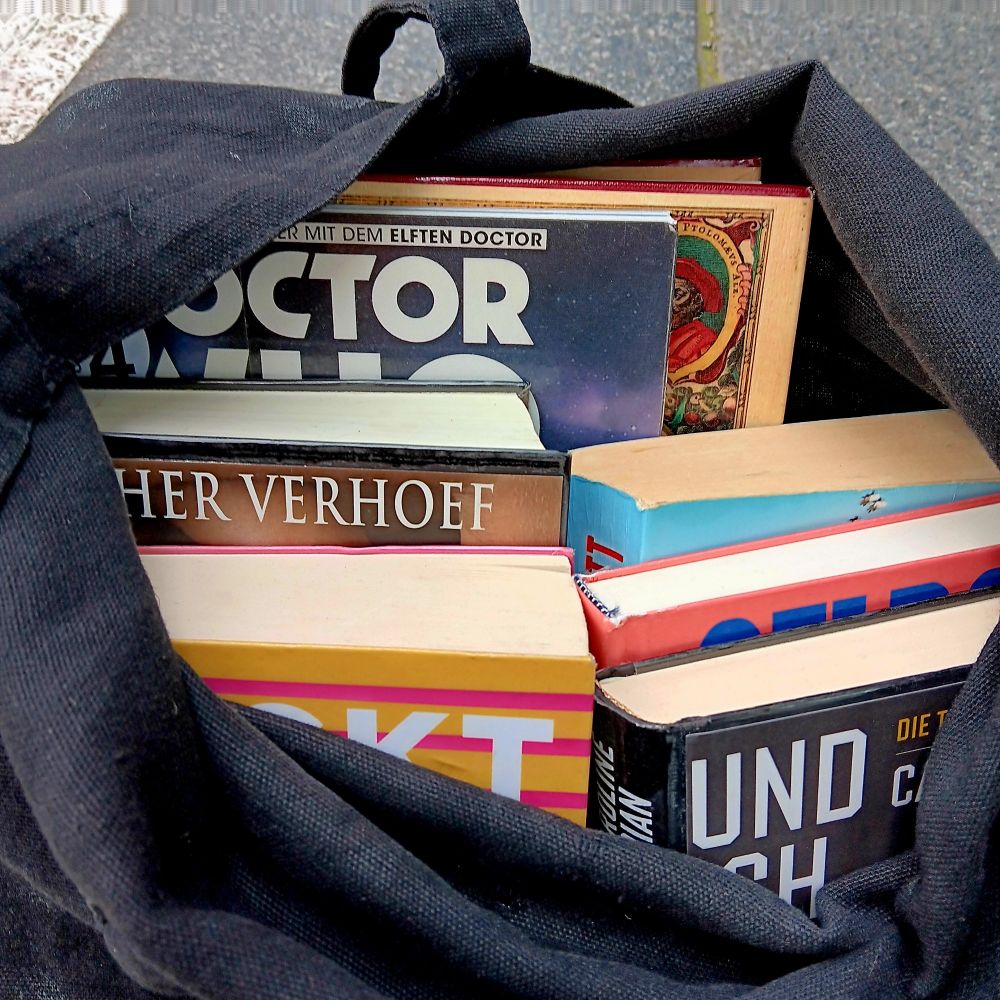 Offener Beutel mit Büchern gefüllt.