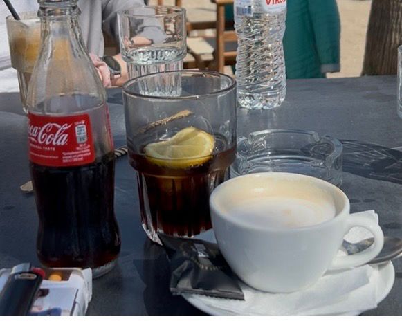 Coca Cola und Kaffee
Im Vordergrund ein Feuerzeug und Zigaretten 