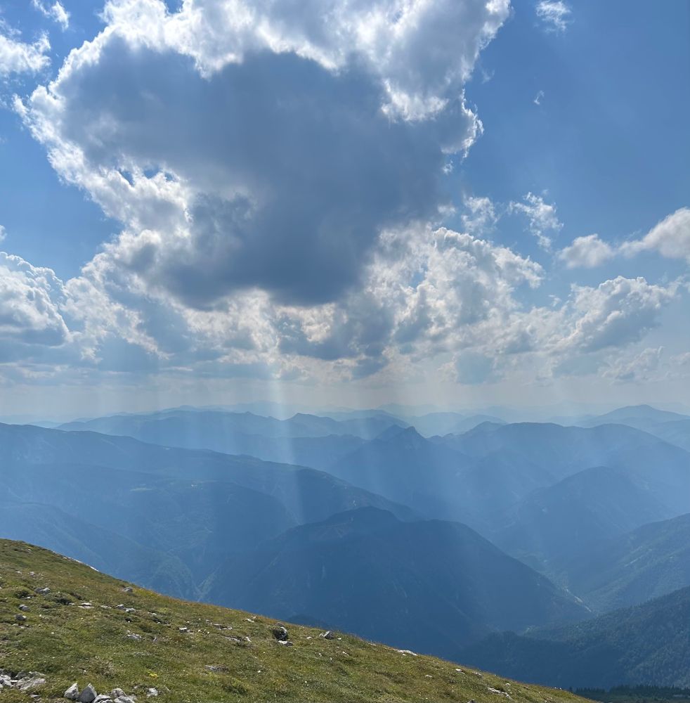 Himmel, Berge, im Vordergrund eine Wiese