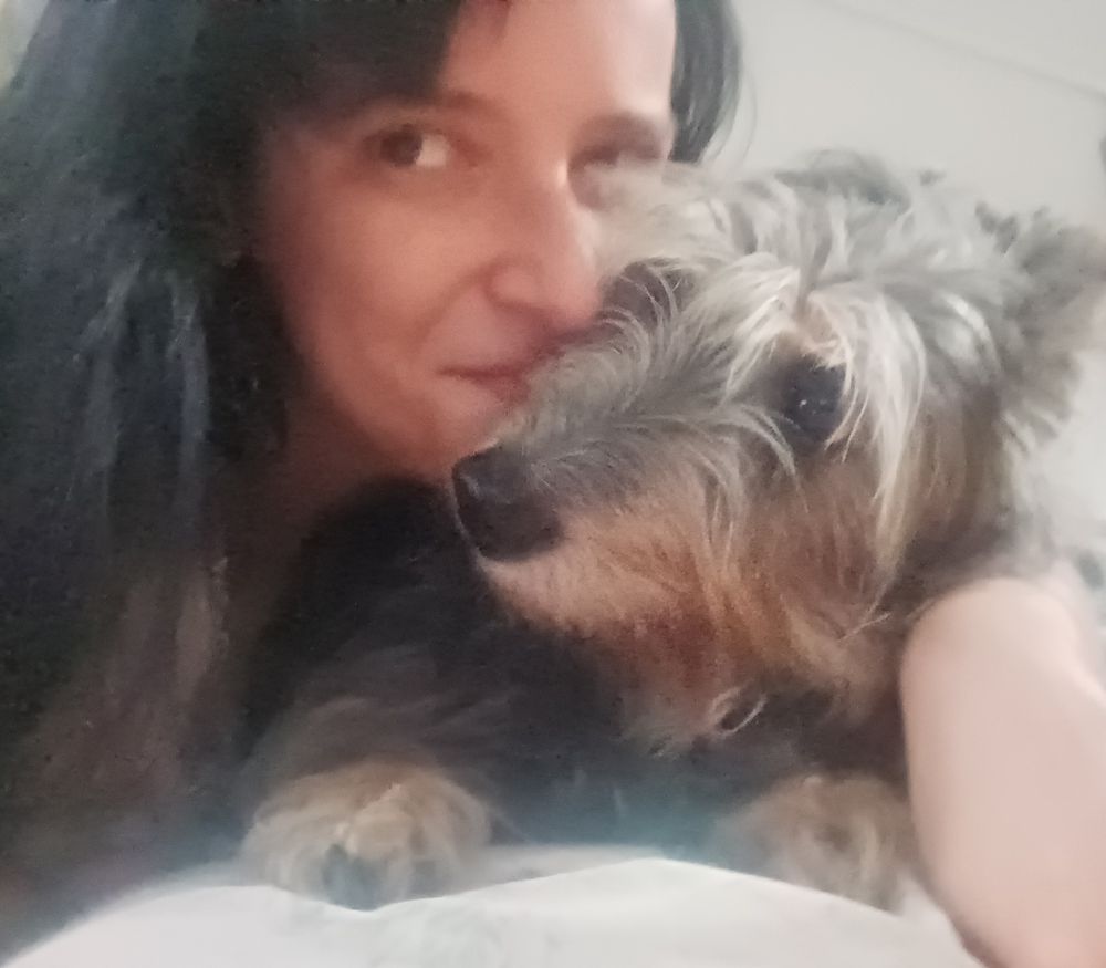 Selfie de Nixarim con su perrita mestiza Brocha