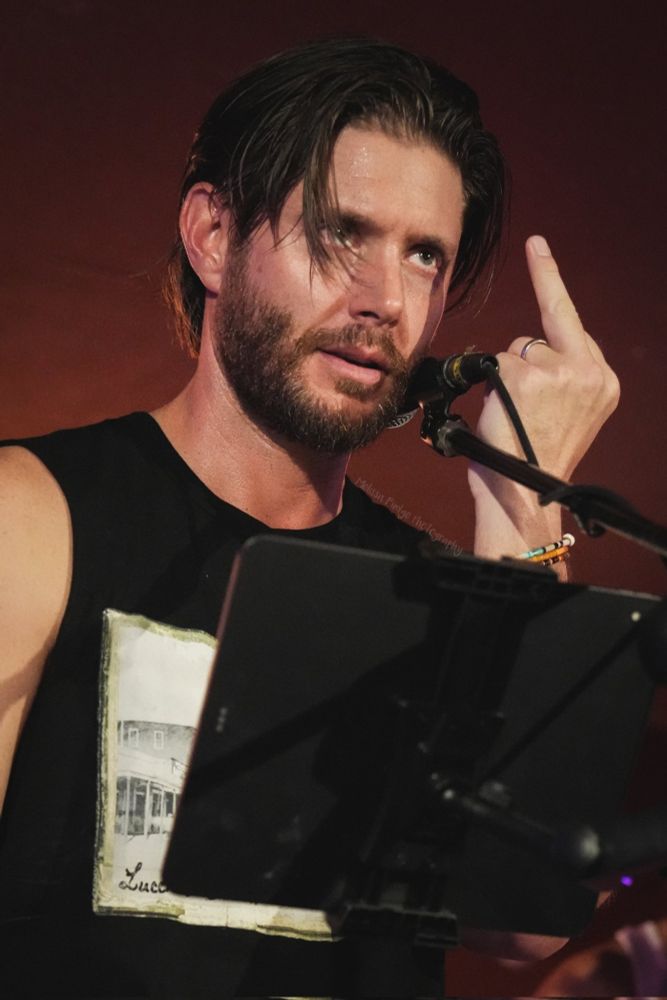 Jensen Ackles flipping off the crowd 