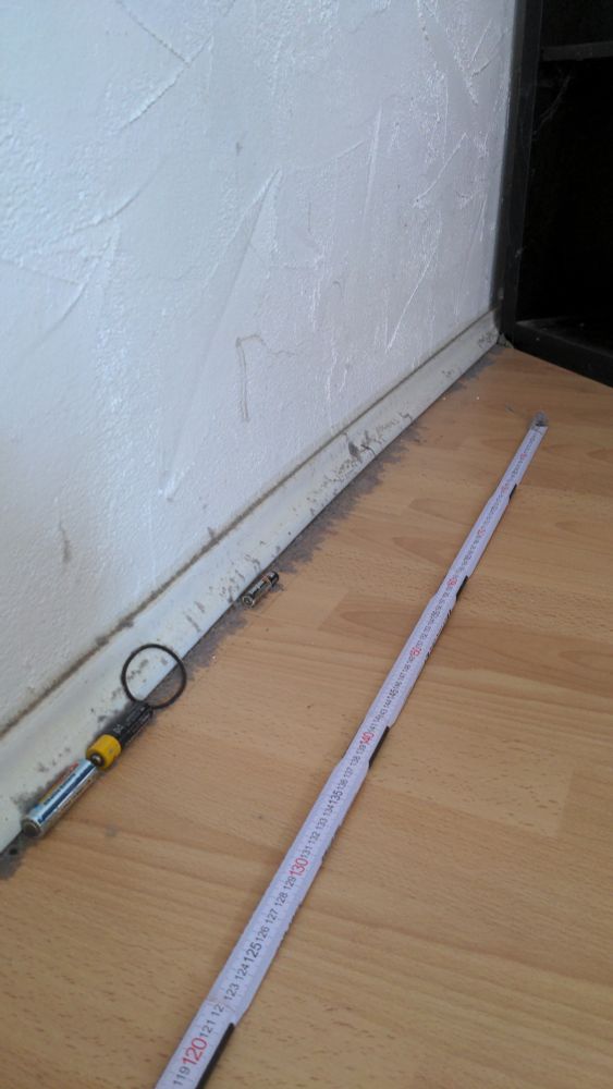 Zimmerecke überall Staub und müll