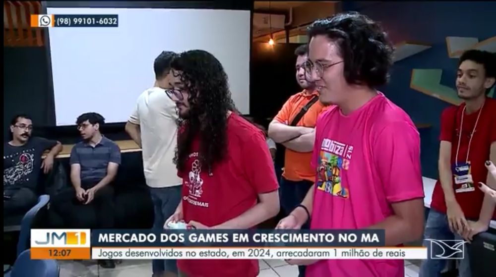 Duas pessoas segurando controles (com varias pessoas no fundo) com um GC dizendo "Mercado de Games em crescimento no MA" e "Jogos desenvolvidos no estado, em 2024, arrecadaram 1 milhão de reais"