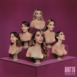Capa do álbum da cantora Anitta, Versions of Me, com bustos mostrando diferentes eras da cantora 
