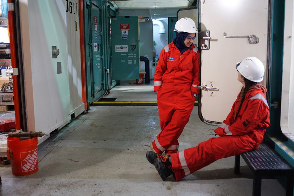 ESO Petrophysicist Tayyaba Khurram and geochemist Alizé Longeau take 5 minutes for a chat during a busy shift 