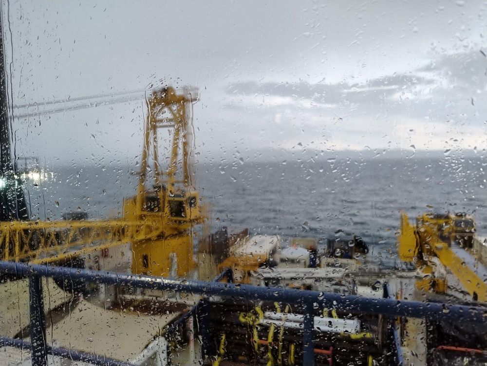 A rainy view to the working deck while waiting for the vessel to be safely at location.