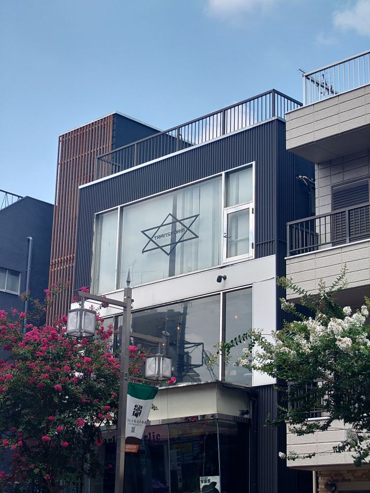 ポールプリンセスというアニメの舞台になった、TRANSFORMというポールダンススタジオを外から撮影した写真