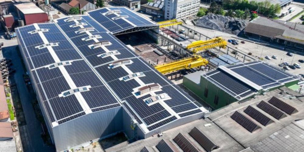 Schweizer Stahl mit Sonnenenergie: ADEV und Stahl Gerlafingen nehmen Solar-Grossanlage in Betrieb