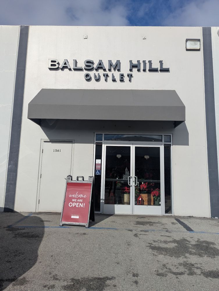 The front of the Balsam Hill Outlet 