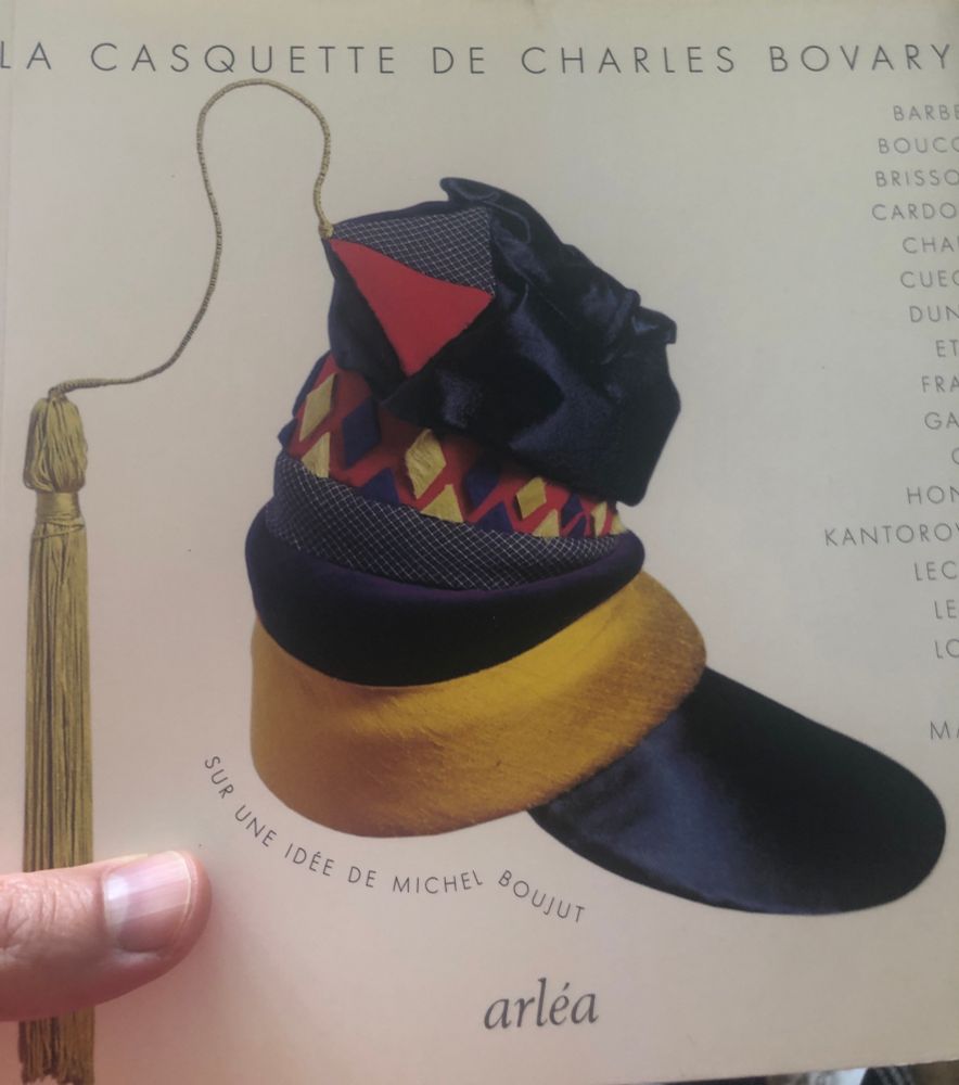 Couverture avec l’un des dessins (je ne me souviens plus de l’auteur, et comme ma photo est mal cadrée, j’ai mangé les noms écrits sur la droite en petit). Je tenterais bien une description mais c’est tellement folklo… autant lire les premières pages de Bovary. 