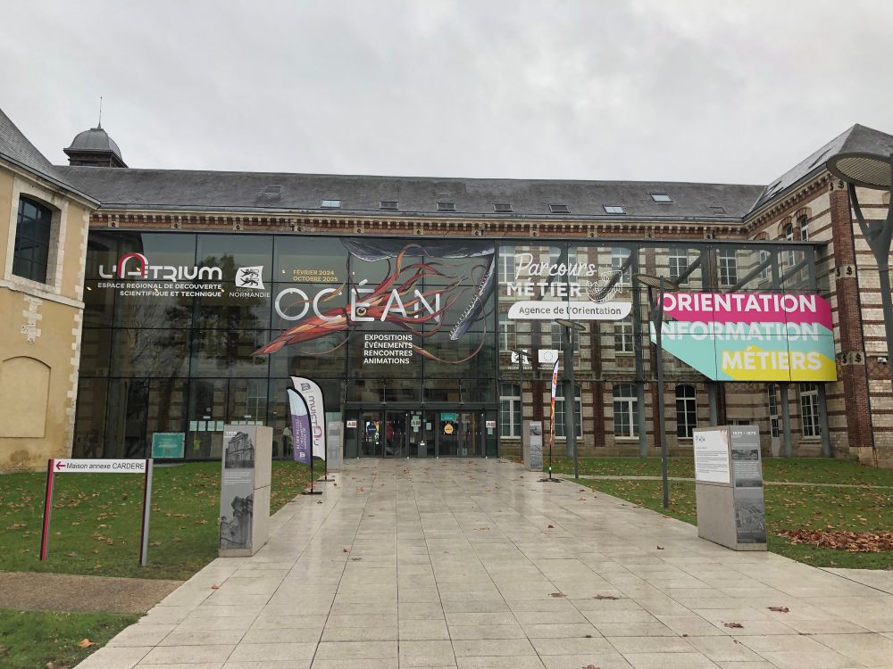 Entrée de l’Atrium de Rouen : grande baie vitrée qui vient étendre la façade d’un ancien hospice XIXe, reconverti en lieu dédié à l’orientation et la formation. 