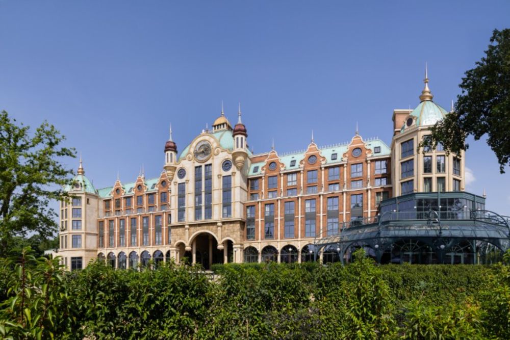 Efteling doet wereldrecordpoging met grootste strik ter wereld aan nieuw Grand Hotel - Pretparknet
