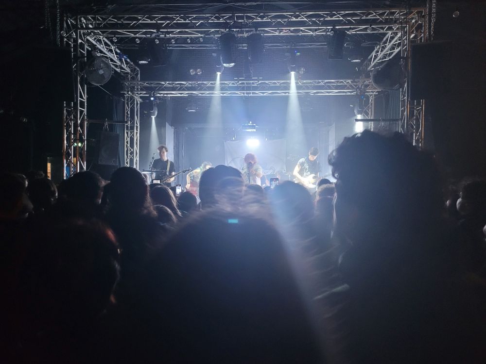 Vue depuis la fosse d'un concert de Feldup 