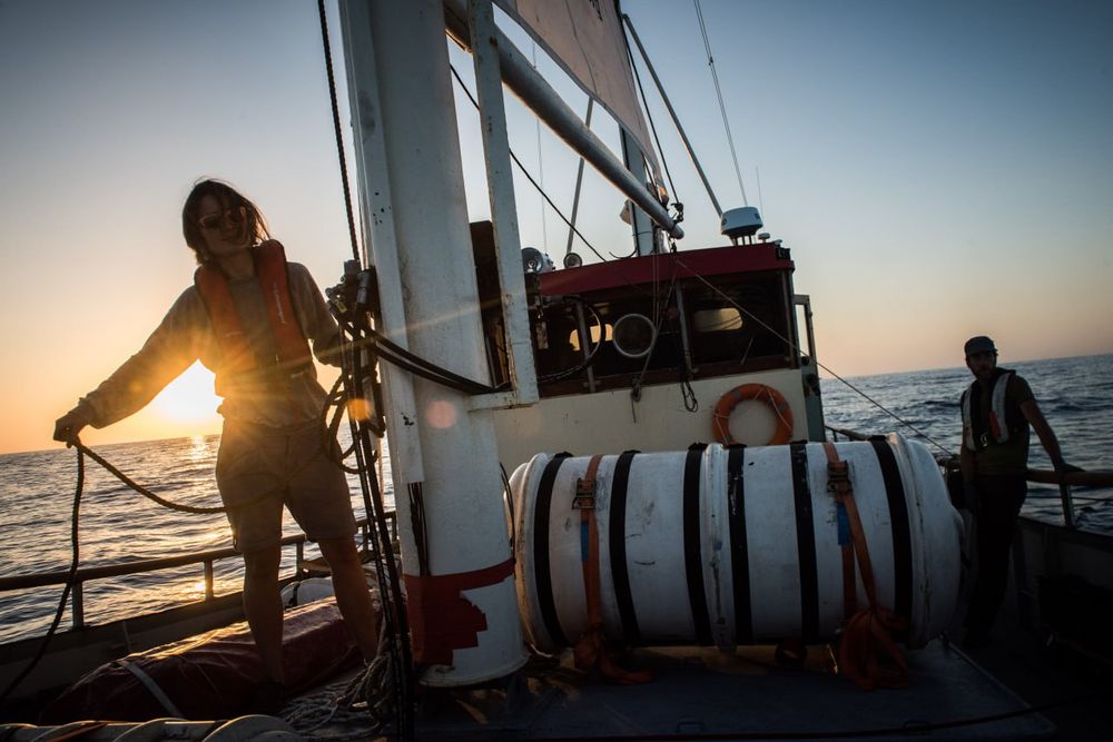 Die Sea-Watch 1 fährt in den Abend man sieht crewmitglieder Mast und Brücke vor dem Sonnenuntergang 