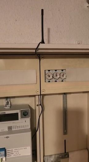 Antenne ca. 10 cm hoch, steht auf dem Schrank,  Leitung hängt frei