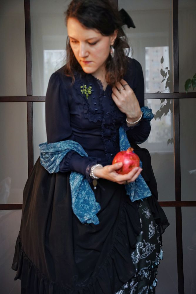 A girl in an artistic lolita coord ispired by Rossetti's painting 'Proserpina'.