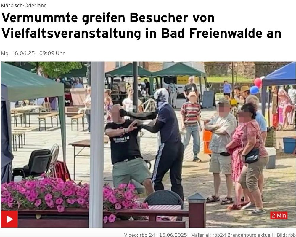 Screenshot von der Internetseite des RBB mit der Überschrift „Vermummte greifen Besucher von Vielfaltsveranstaltung in Bad Freienwalde an“ mit einem Foto des Übergriffs, zu sehen ist ein mit einer schwarz-weiß-roten Sturmhaube Vermummter, der mitten auf einem Marktplatz auf einen Mann einschlägt.