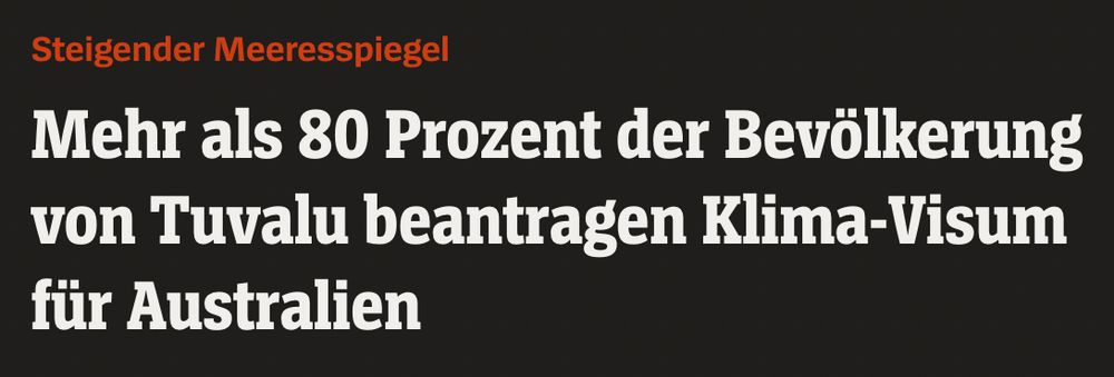 Schwarzer Hintergrund mit orangefarbener Überschrift: „Steigender Meeresspiegel“.

Darunter in großer weißer Schrift: „Mehr als 80 Prozent der Bevölkerung von Tuvalu beantragen Klima-Visum für Australien“. 