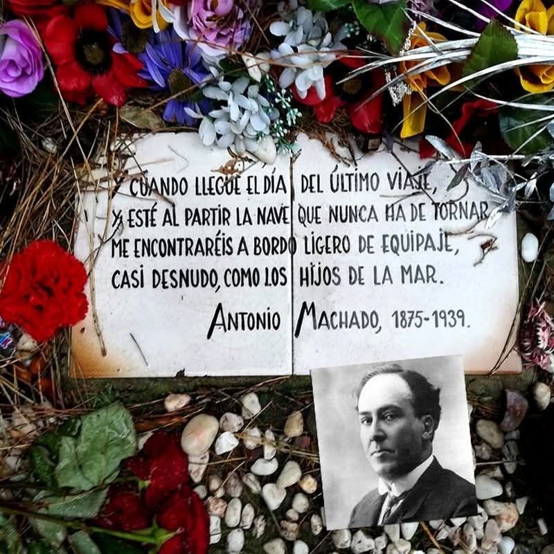 Poème en espagnol de Antonio Machado
Autour du papier sur lequel est écrit le poème il y a des fleurs.
Un portrait d'Antonio Machado est en bas à droite de l'image 