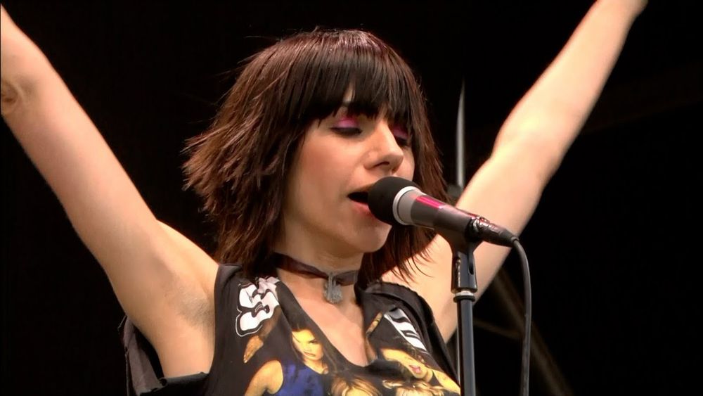 PJ Harvey, 2004 again. I love the “PS2 cut” she has going on.