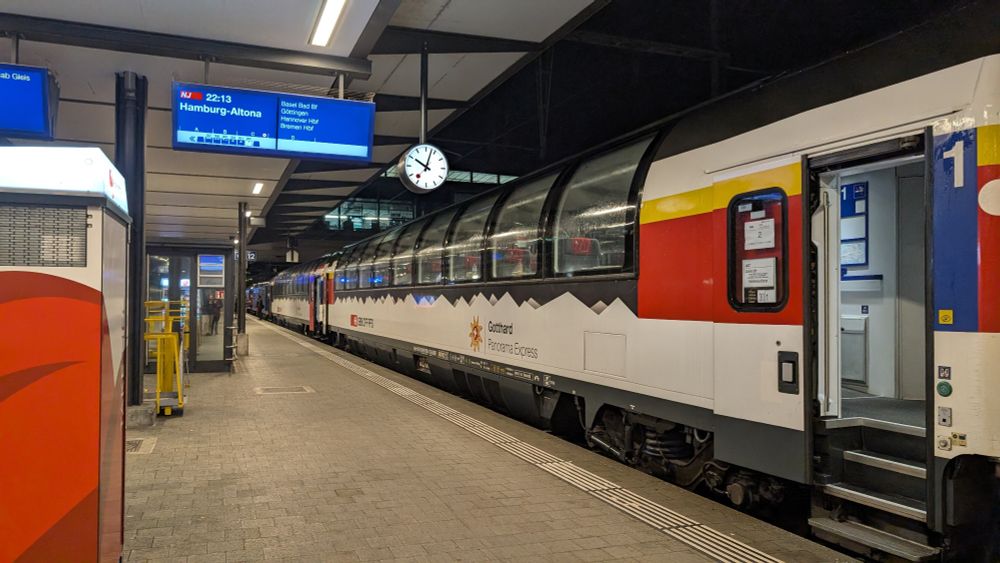 Panoramawagen in Basel SBB mit der Anzeige als Nightjet nach Hamburg