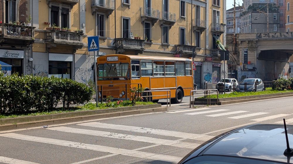 Historischer oranger Bus auf der Strasse