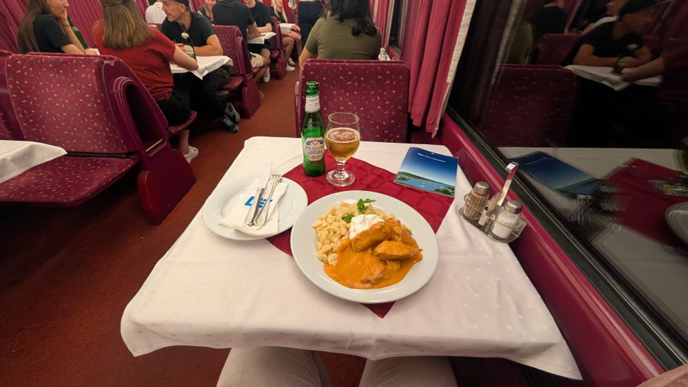 Hähnchen in Paprikasauce mit Nockerln aufgetischt