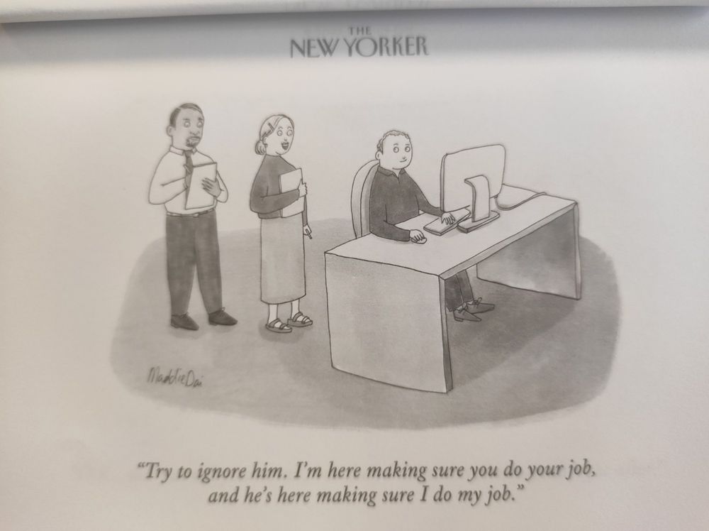 Um cara sentado numa mesa usando um computador. Atrás dele, uma mulher com uma prancheta. Atrás dela, um cara com uma prancheta.

Uma tradução aproximada da legenda é "Não liga pra ele. Eu tô aqui pra garantir que você faça o seu trabalho e ele tá aqui pra garantir que eu faça o meu trabalho."

A legenda original em inglês diz: "Try to ignore him. I'm here making sure you do your job, and he's here making sure I do my job "