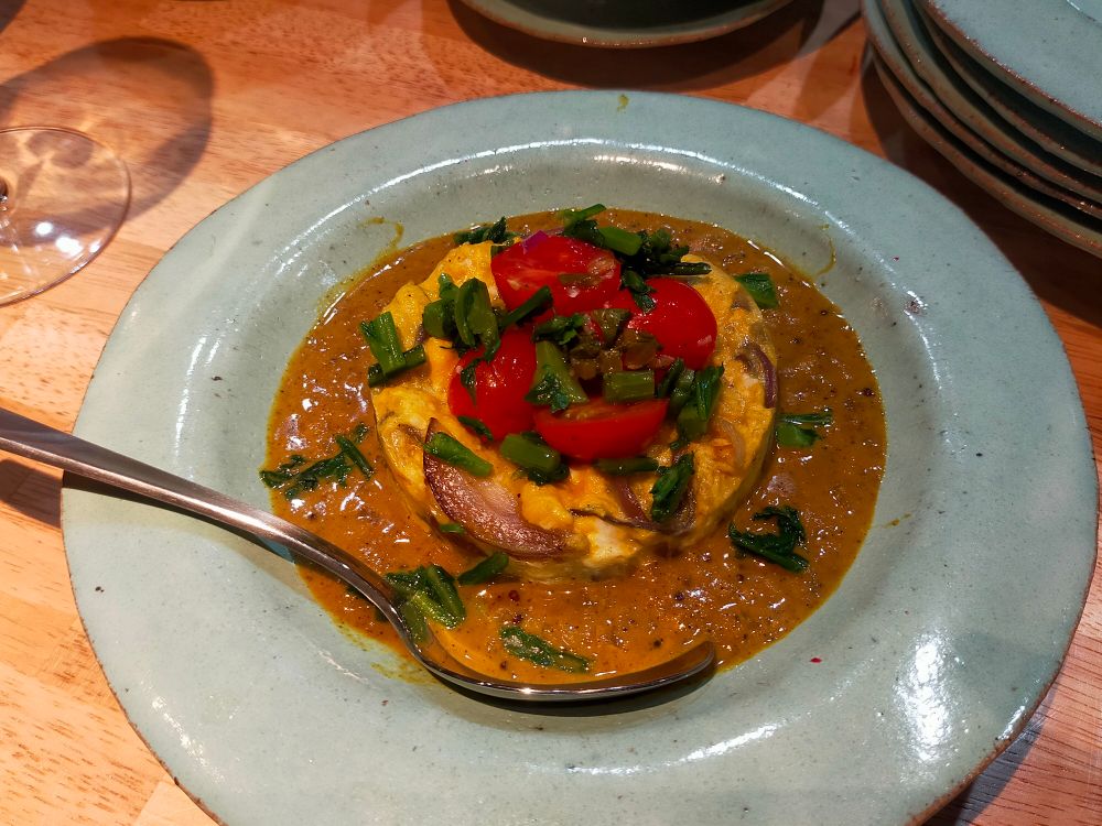 海老オムレツ
カレー風味のソースがたっぷり。