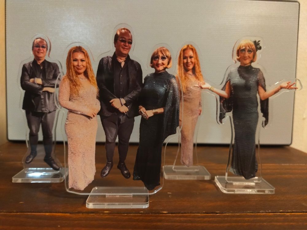 エスムさん、千栄さん、土屋さんのアクスタ１個ずつと、３人一緒にアクスタ１個