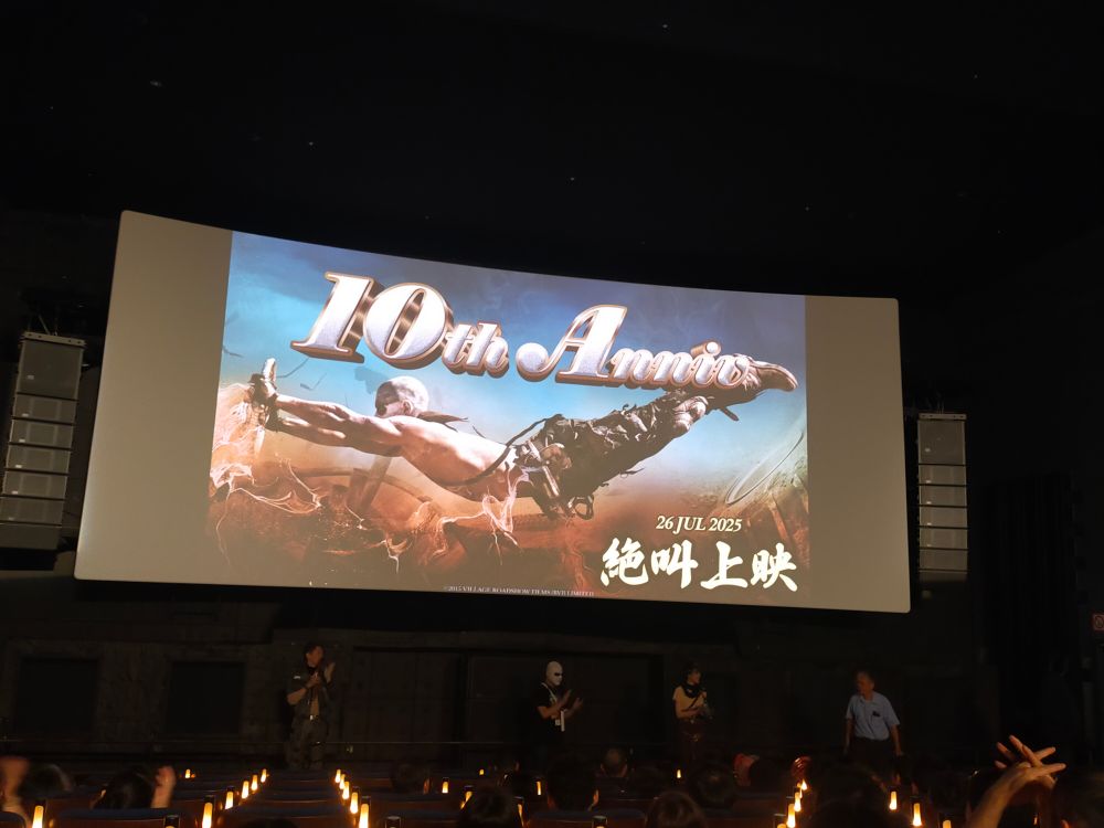 場内スクリーンに映し出されたビジュアル。
「10th Anniversary」「26 JUL 2025」の文字と、空を飛ぶかのように水平ジャンプしているウォーボーイが描かれています。