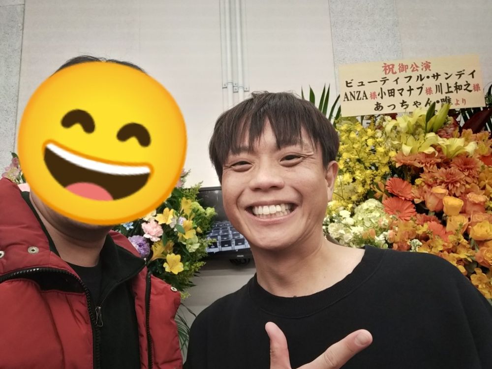 終演後、ロビーで撮影した満面の笑顔のマナブくん＆私のツーショット写真