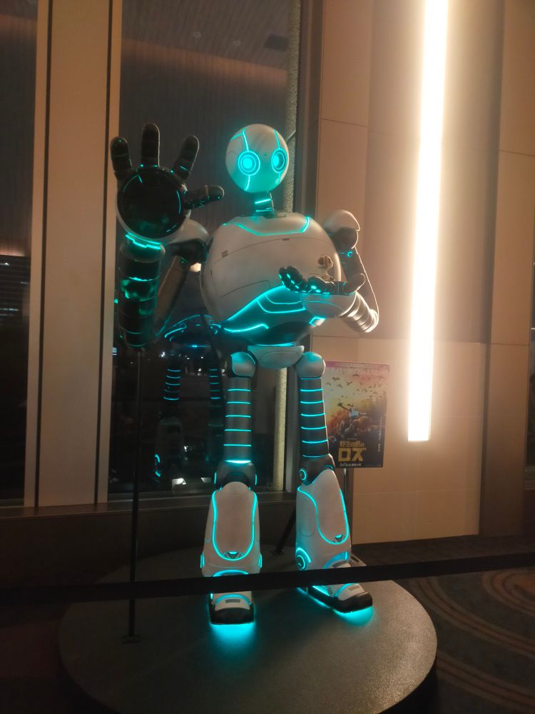 ロビーに展示されていた実物大のロズ。
高さ2.5mくらいありそう。
手のひらに小鳥(キラリ)が乗っています。