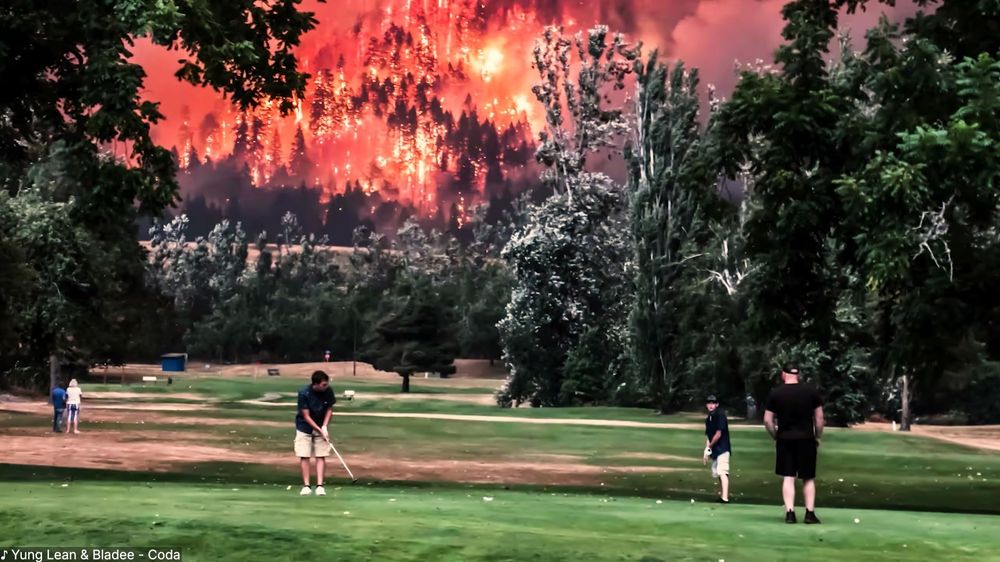 Menschen spielen Golf, während im Hintergrund Waldbrände wüten