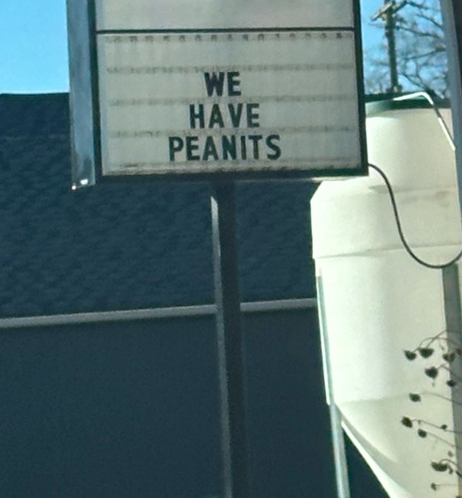 Sign that says “we have peanits”