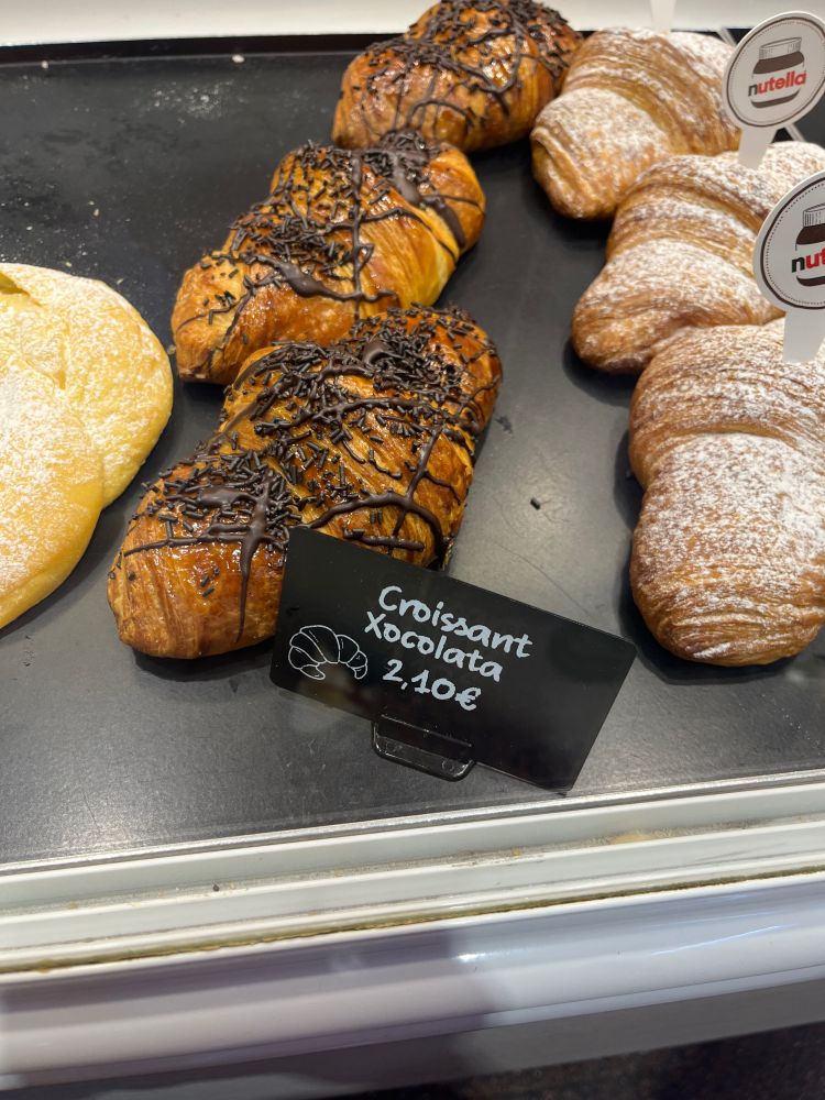 Croissant rempli de chocolat dans une pâtisserie catalane. Écriteau « croissant xocolata »